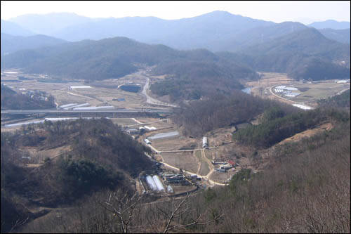 국사봉에서 바라본 무수동 마을. 배나무골로 들어오는 길이 선명합니다. 